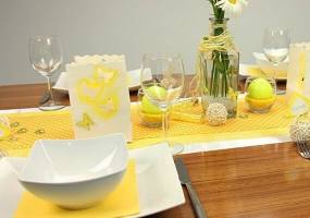 Tischdeko gelb weiß Fest