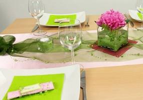 Tischdeko grün rosa Feier