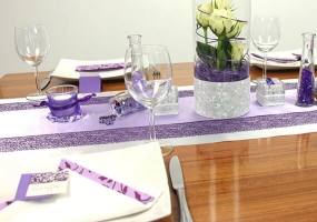 Tischdeko lila weiß Feier