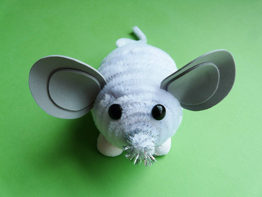 Maus basteln | Süße Maus mit weißen Pfeifenputzern