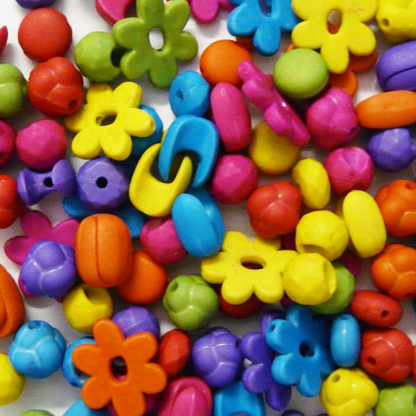Kunststoffperlen,bunte Farben und Formen mit Blumen 50 g