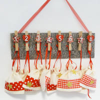 Zahlen Adventskalender mit Stoff, aus Holz